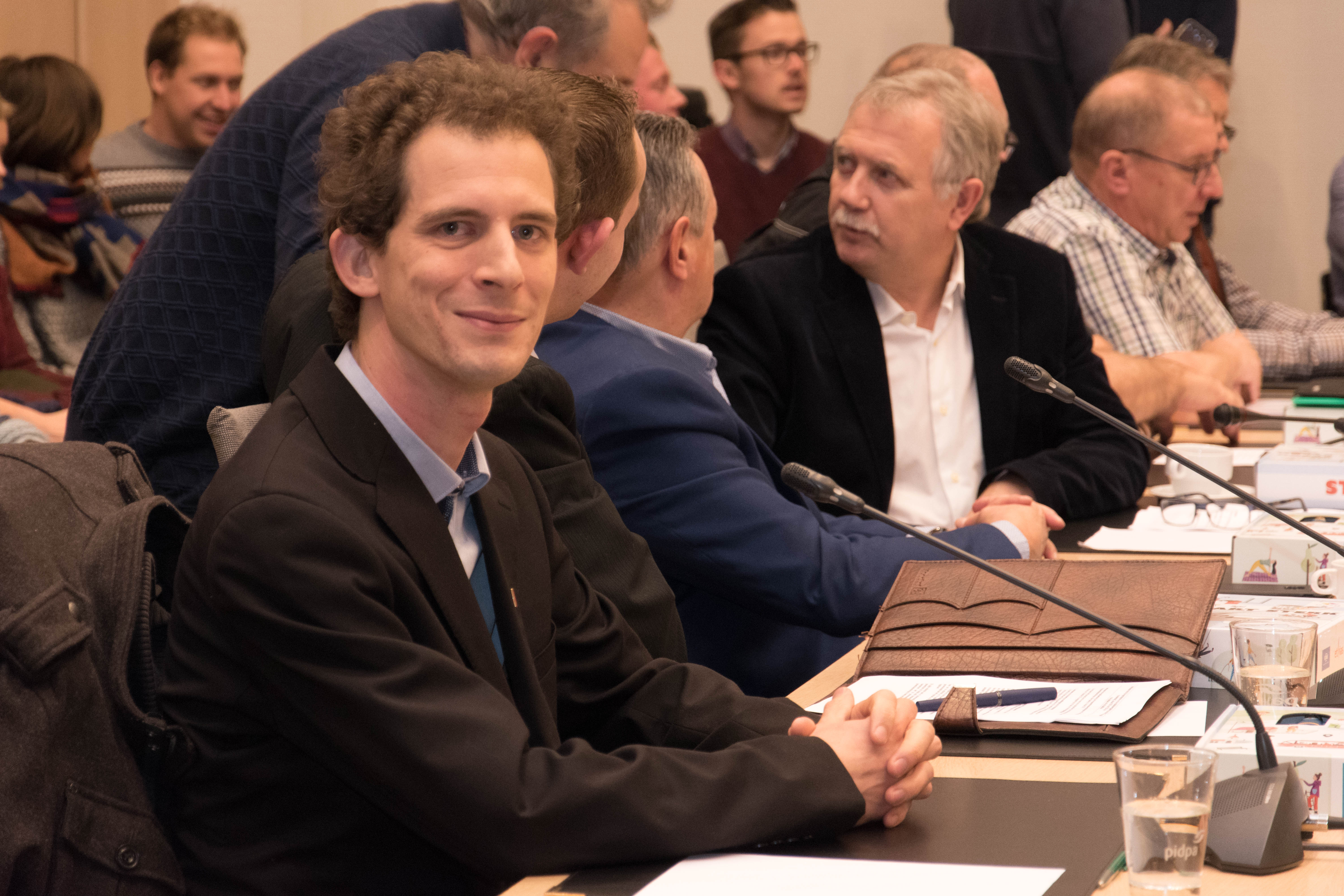 Wout legt eed af als eerste PVDA-raadslid uit Turnhoutse geschiedenis